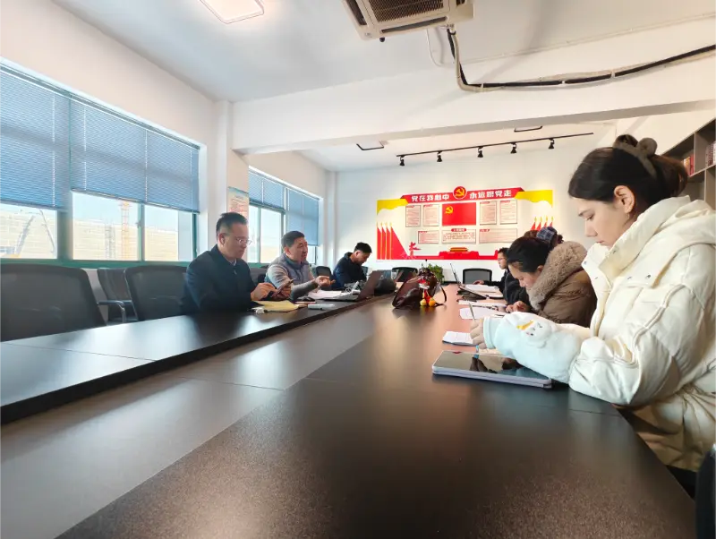 China Honglong Used Buses lance une stratégie mondiale et le département du commerce international s'embarque dans un nouveau voyage