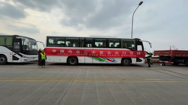 China Honglong expédie un lot de bus de passagers d'occasion au Nigeria : dix bus Yutong quittent avec succès le port