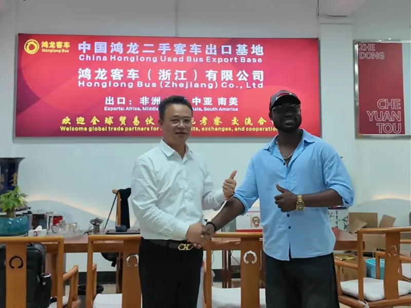 China Honglong Used Buses accueille plusieurs groupes de clients d'Asie centrale et d'Afrique pour des inspections sur place.