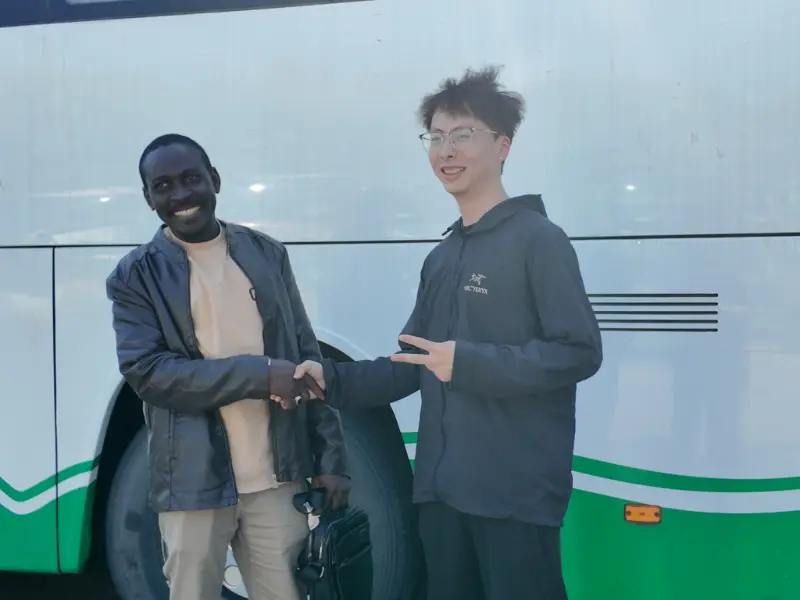 Bonne nouvelle de mai : China Honglong Used Passenger Buses établit des partenariats stratégiques avec plusieurs concessionnaires automobiles internationaux