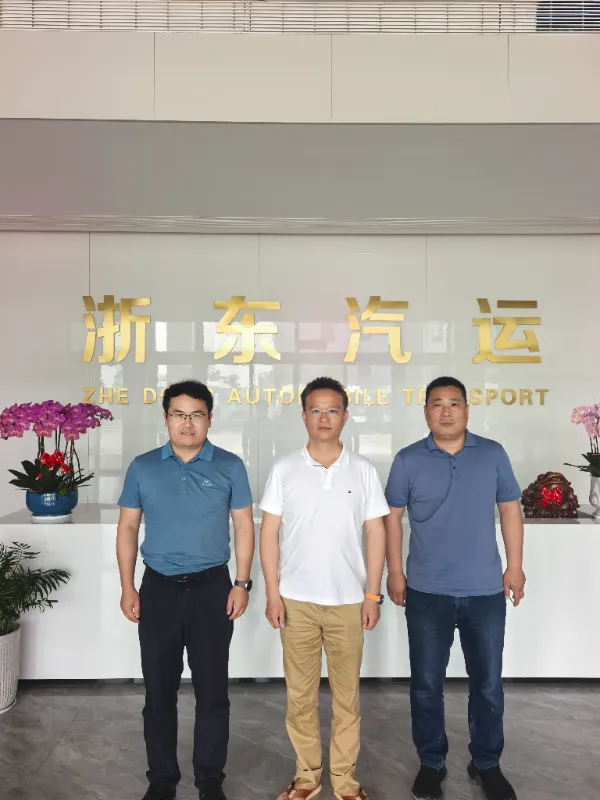 Mise à jour de juin : La Chine Honglong exporte des bus d'occasion remis à neuf sur plusieurs modèles et les visites de sites de clients internationaux se déroulent en tandem